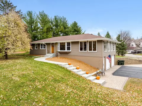 4106 Blackhawk Rd, Eagan, MN 55122