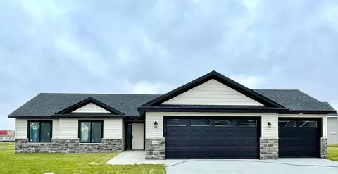 615 Tallgrass Ln, Wanamingo, MN 55983