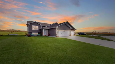 596 6th Ct SE, Dover, MN 55929