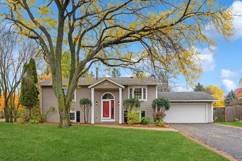 8141 Rhode Island Cir, Bloomington, MN 55438