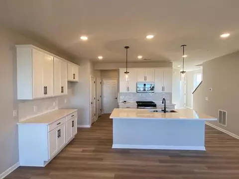 4816 Airlake Dr, Woodbury, MN 55129