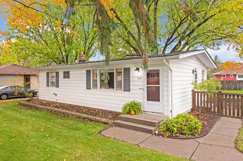 1241 Belmont Ln E, Maplewood, MN 55109