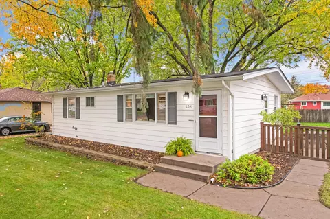 1241 Belmont Ln E, Maplewood, MN 55109