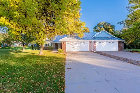 7074 24th St N, Oakdale, MN 55128