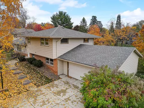 930 Brenner Ave, Roseville, MN 55113