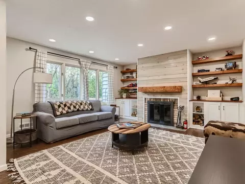 16 Walden St, Burnsville, MN 55337