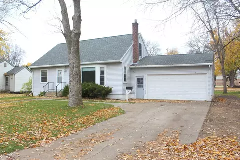 1713 15th St E, Glencoe, MN 55336