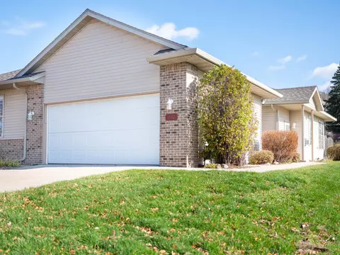 1332 Kings Run Dr NW, Rochester, MN 55901