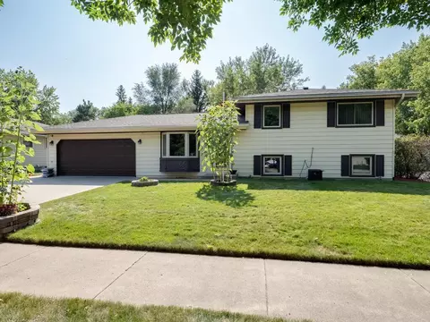 832 Blackoaks Ln, Anoka, MN 55303