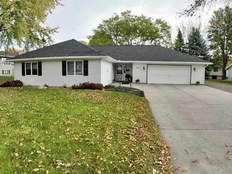2507 9th St SW, Willmar, MN 56201