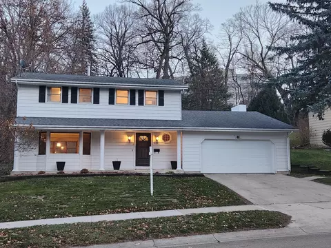 2136 Valkyrie Dr NW, Rochester, MN 55901