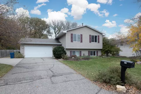 949 Goldenrod Ln, Shakopee, MN 55379