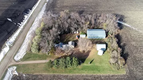 86764 420th St, Bird Island, MN 55310