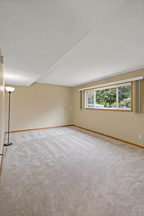 1381 Easter Ln, Eagan, MN 55123 photo 26