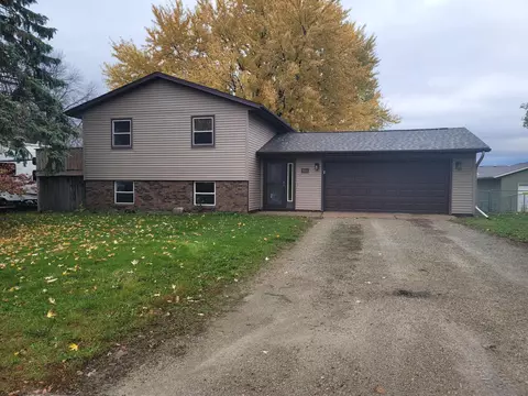 502 Meadow Lark Ln, Dodge Center, MN 55927