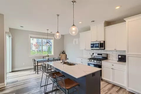 1729 Southpoint Ln, Hudson, WI 54016