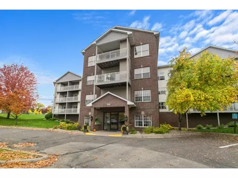 2231 Penn Pl #219, North Saint Paul, MN 55109