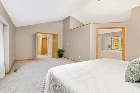 1380 Michelle Dr, Eagan, MN 55123 photo 28