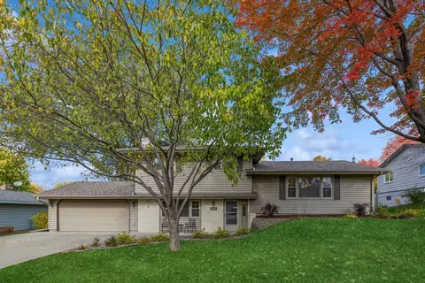 11233 Radisson Dr, Burnsville, MN 55337