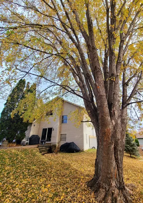 13915 Echo Park Ln, Burnsville, MN 55337