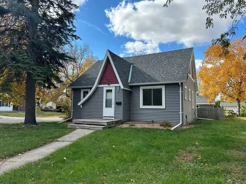 724 9th St SW, Willmar, MN 56201