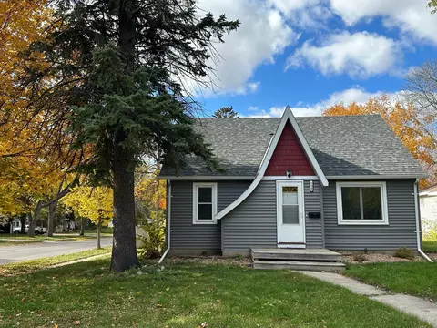 724 9th St SW, Willmar, MN 56201 photo 2