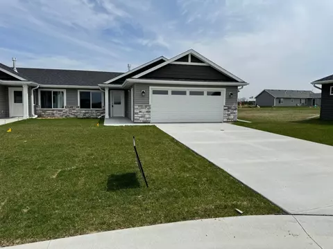 883 Tallgrass Ct, Wanamingo, MN 55983