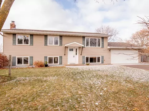6957 Upper 35th Street Cir N, Oakdale, MN 55128