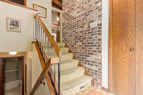 9730 Mill Creek Dr, Eden Prairie, MN 55347