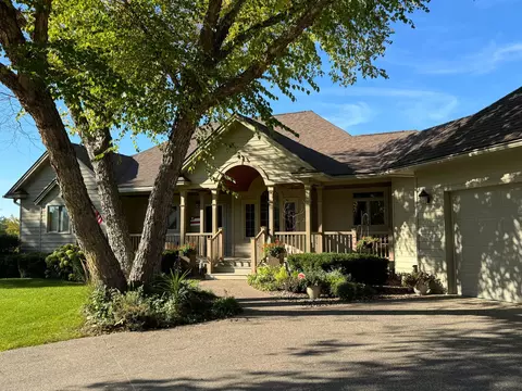 1412 Mayflower Dr, Northfield, MN 55057