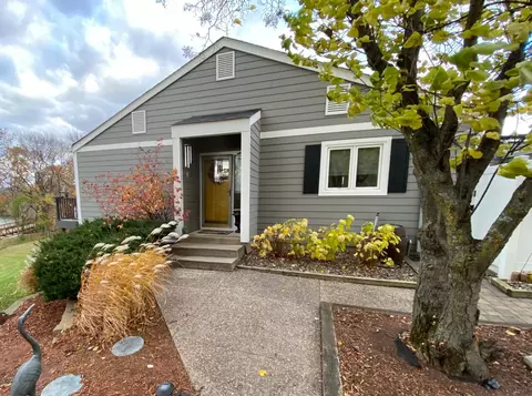 1458 Eastlake Dr, Chaska, MN 55318