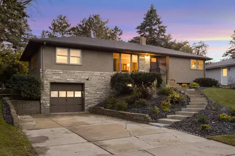 924 Cobb Rd, Shoreview, MN 55126