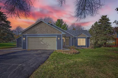 9189 Andrea Dr, Woodbury, MN 55125