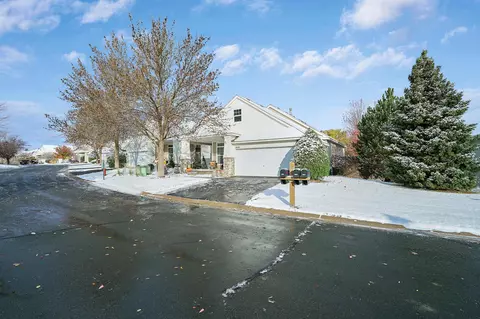 2058 Clover Ct, Chanhassen, MN 55317