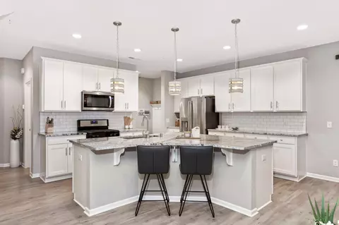 723 Maggie Way, Chanhassen, MN 55317