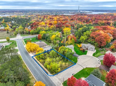 915 Crown Ct, North Hudson, WI 54016
