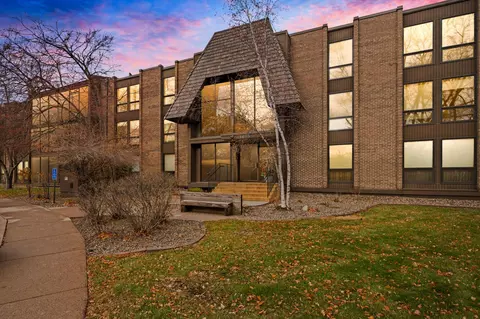 6085 Lincoln Dr #227, Edina, MN 55436
