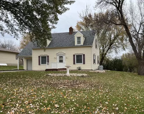 804 6th St, Windom, MN 56101