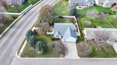 706 Viking Dr, Marshall, MN 56258