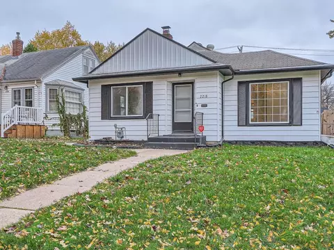 2218 Highland Pkwy, Saint Paul, MN 55116