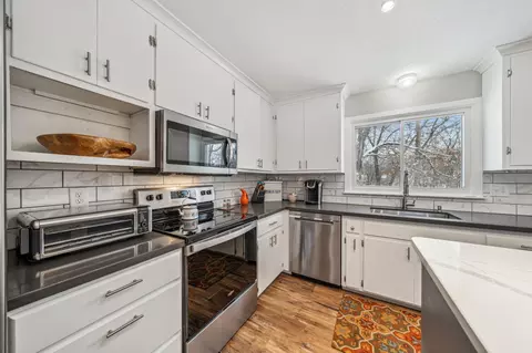 5214 W Hidden Valley Dr, Savage, MN 55378