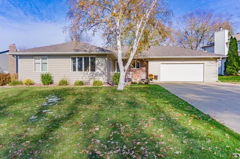 465 Oakhill Rd, Chaska, MN 55318