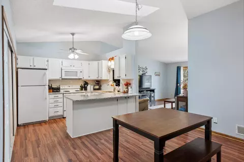 1060 Pond View Ct, Vadnais Heights, MN 55127