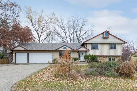 1373 Berry Ridge Rd, Eagan, MN 55123