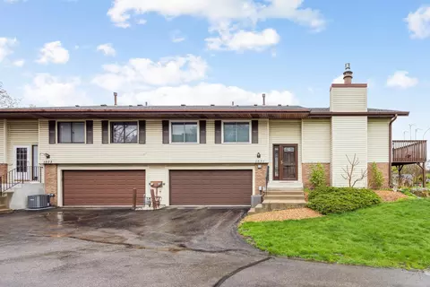 1071 Amble Dr, Shoreview, MN 55126