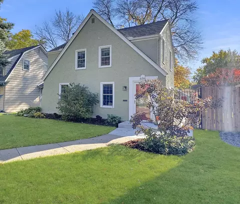 694 Montana Ave E, Saint Paul, MN 55106