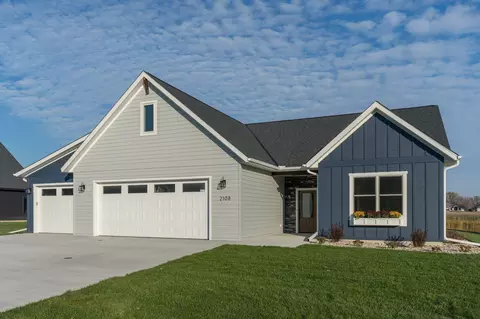 2108 Deerwood Dr, North Mankato, MN 56003