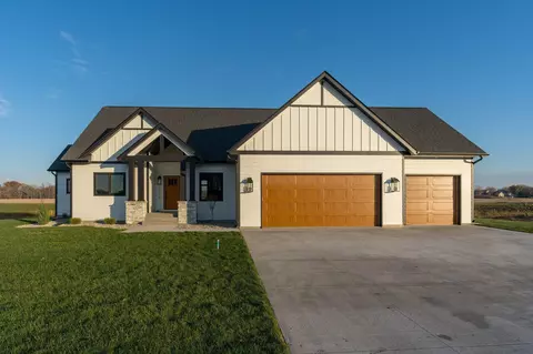 2136 Deerwood Dr, North Mankato, MN 56003