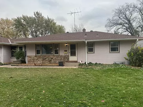1820 Aglen St, Roseville, MN 55113