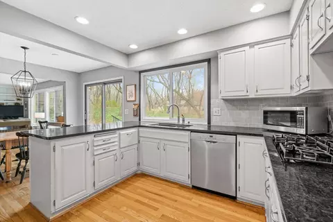 709 Thoreau Dr, Burnsville, MN 55337